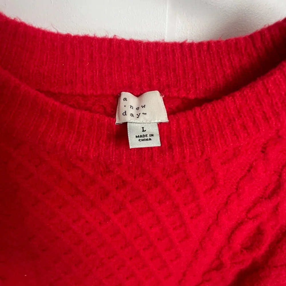 The prettiest red sweater. Softest material (not itchy at all). Size L - Picture 3 of 3